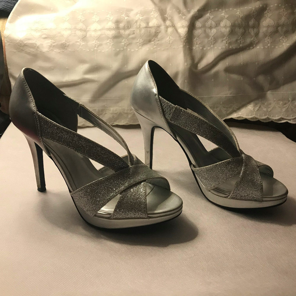 Silver Heels - Picture 3 of 5